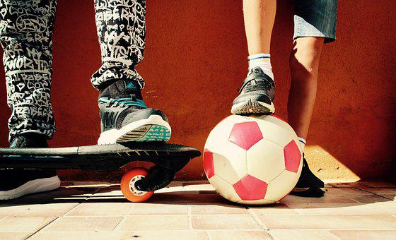 míč a skateboard 